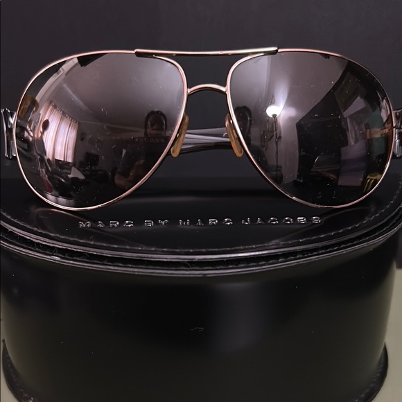 Stylish Aviator Sunglasses with Case - Picture 1 of 2